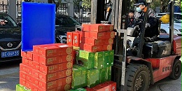 周转箱厂家发年货啦，员工们乐得笑哈哈！