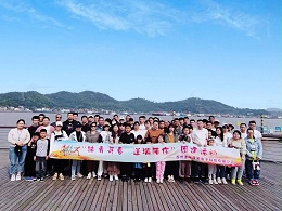 团队旅游合影